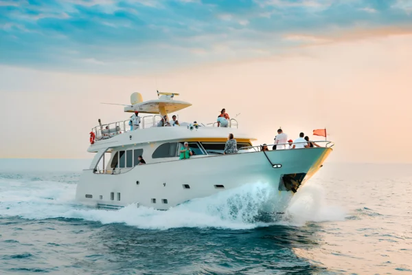 Dubai Marina Sightseeing Yacht Cruise — 1 Hour
