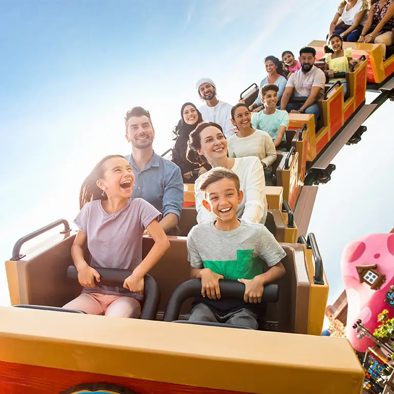 Familie, die Spaß auf der mine train coaster — Dubai Parks & Resorts